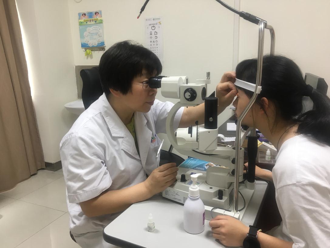 女验光师检查孩子的视力和眼部情况